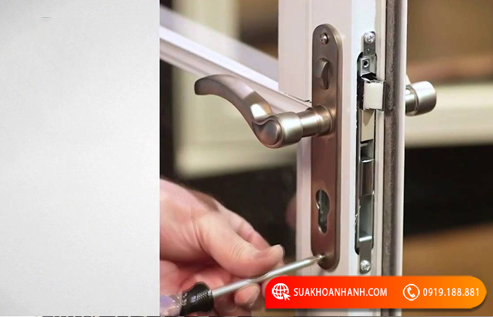 Hướng dẫn tự sửa khóa tay gạt cửa sắt khi không mở được cửa