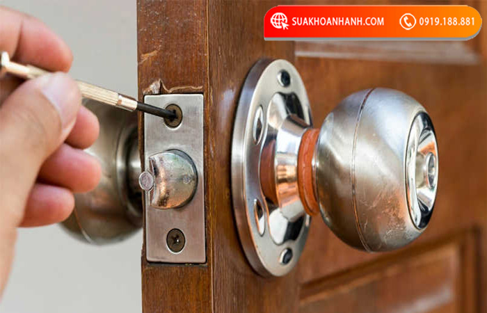 Chiếc khóa tay nắm tròn mới làm cho căn nhà của bạn trở nên sang trọng và tinh tế hơn. Nếu bạn đang cần thay đổi chiếc khóa cũ của mình, hãy xem ngay hình ảnh về dịch vụ thay khóa tay nắm tròn để có sự lựa chọn tốt nhất.